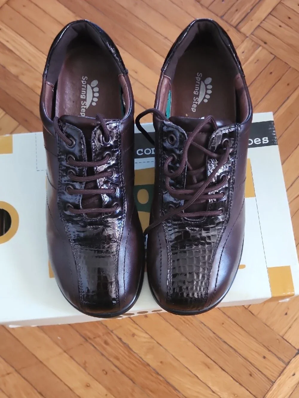 Spring Step Kid’s Dark Brown Lace-Up Oxford with Croc Texture. Like New